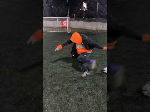 MARIA BECERRA JUGANDO AL FÚTBOL ⚽