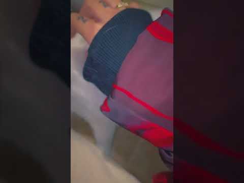 MARIA BECERRA ACARICIANDO A SU GATITA 🐈