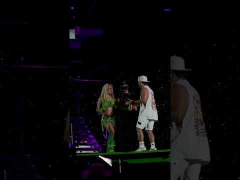 Karol G 💕 Feid Si Antes Te Hubiera Conocido En Vivo Medellín #siantestehubieraconocido #ferxxo