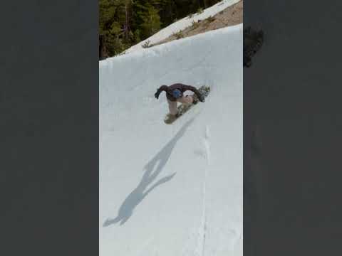No one else can do this halfpipe trick 🤯 #snowboarding #shorts