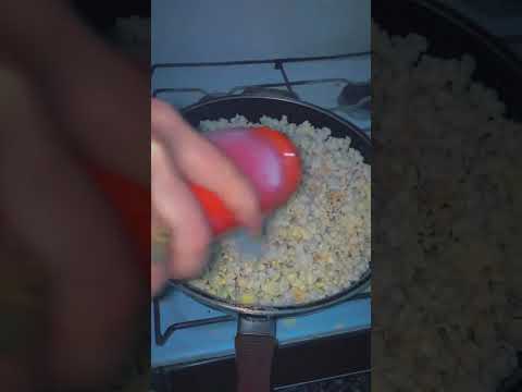 MARIA BECERRA HACIENDO POCHOCLOS CON SU HERMANA 🍿