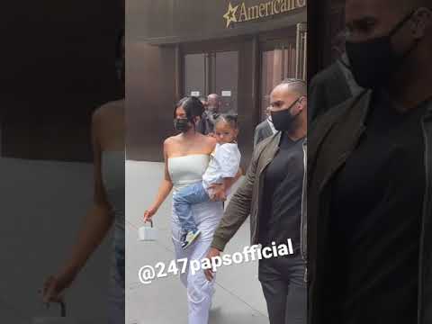 Kylie Jenner Doing some Holiday Shopping with Her Daughter Stormi in NYC #kyliejenner #stormi