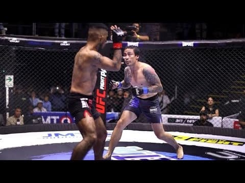 Dumar Roa striking Colombian