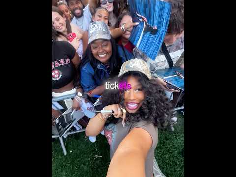 SZA SHOUTS OUT Fan 🥹🎤