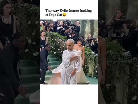 The way Kylie Jenner looking at Doja Cat 😄#kyliejenner #dojacat #trendingshorts #model