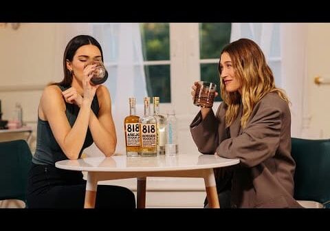 Kendall Jenner &#038; Hailey Bieber cook mac and cheese &#038; play Never Have I Ever | WHO’S IN MY BATHROOM?