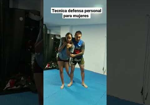 Técnica de defensa personal de Dumar Roa contra agarre del cuello por detrás con una sola mano.