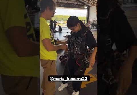 MARIA BECERRA SALTANDO EN PARACAÍDAS CON J BALVIN