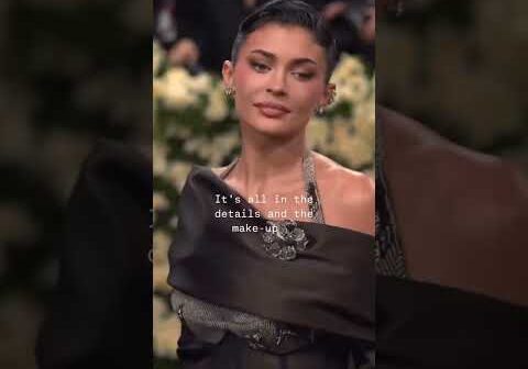 #kyliejenner using #kyliecosmetics for the #metgala 😻😻