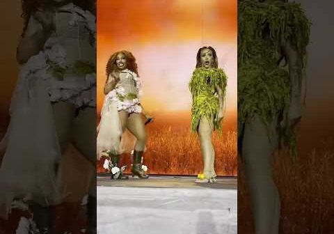 when SZA and Doja Cat SURPRISED the crowd on stage #sza #dojacat
