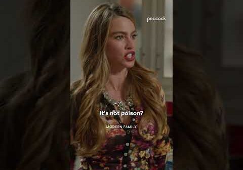 Gloria needs glasses #ModernFamily #GloriaPritchett #SofiaVergara #Shorts