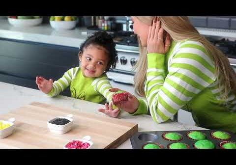 Kylie Jenner: Grinch Cupcakes with Stormi