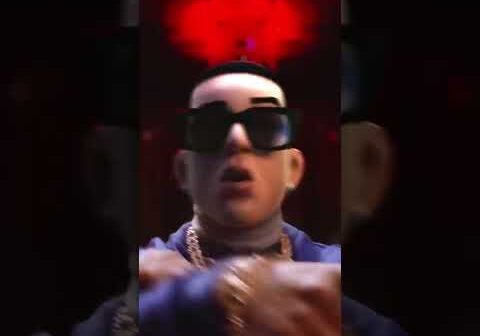 Daddy Yankee quiere “Bailar Contigo” en nuevo video musical con los Black Eyed Peas #shorts
