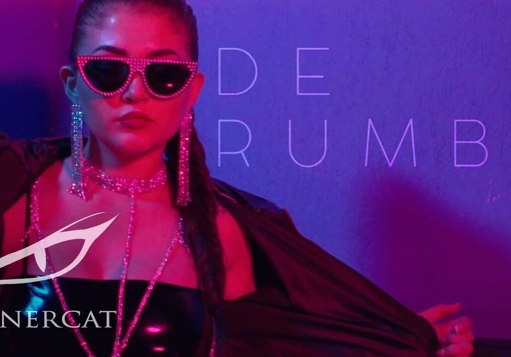 Woman in sunglasses with glamorous accessories.